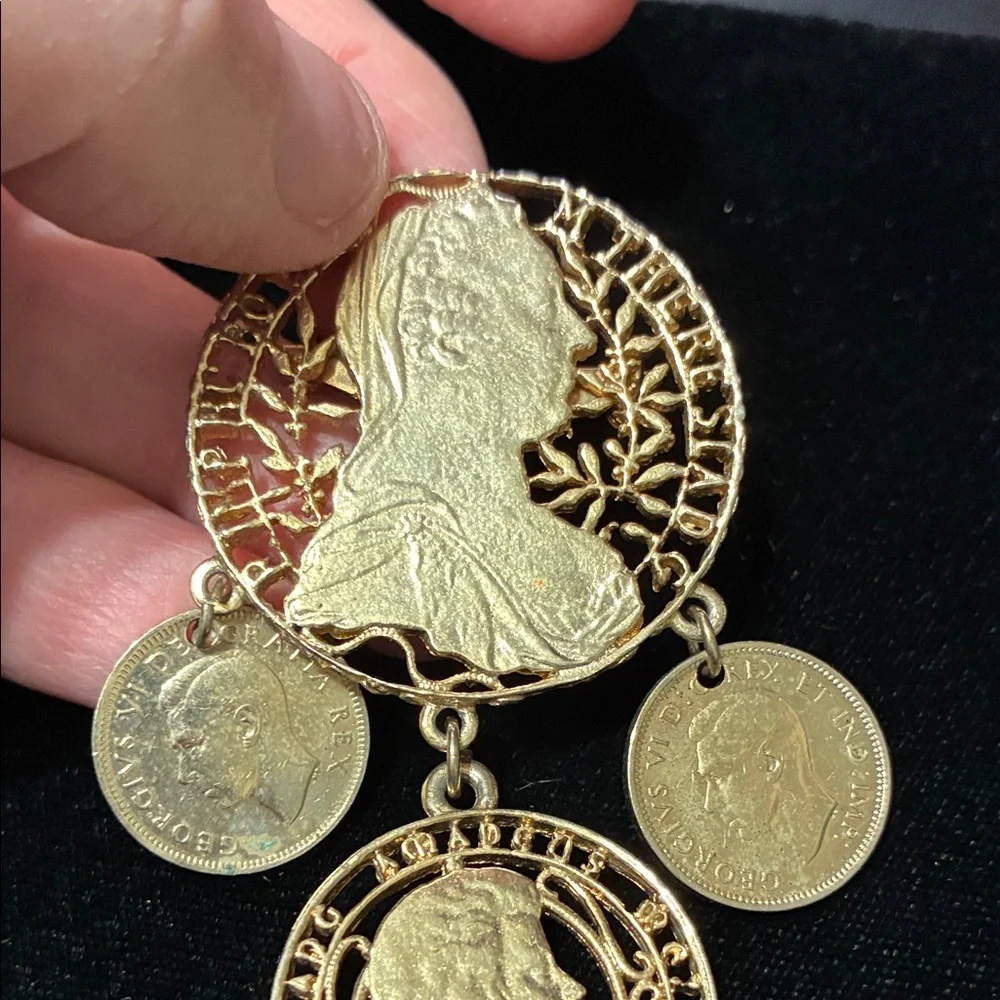 Elegant vintage Gold Coin Pendant Brooch